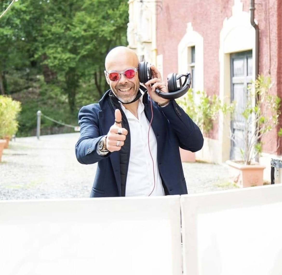 Andrea, Forte DJ, con le cuffie durante un evento