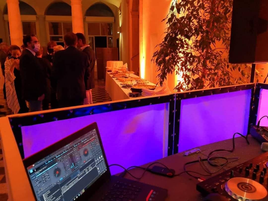 Console DJ durante un evento aziendale con buffet