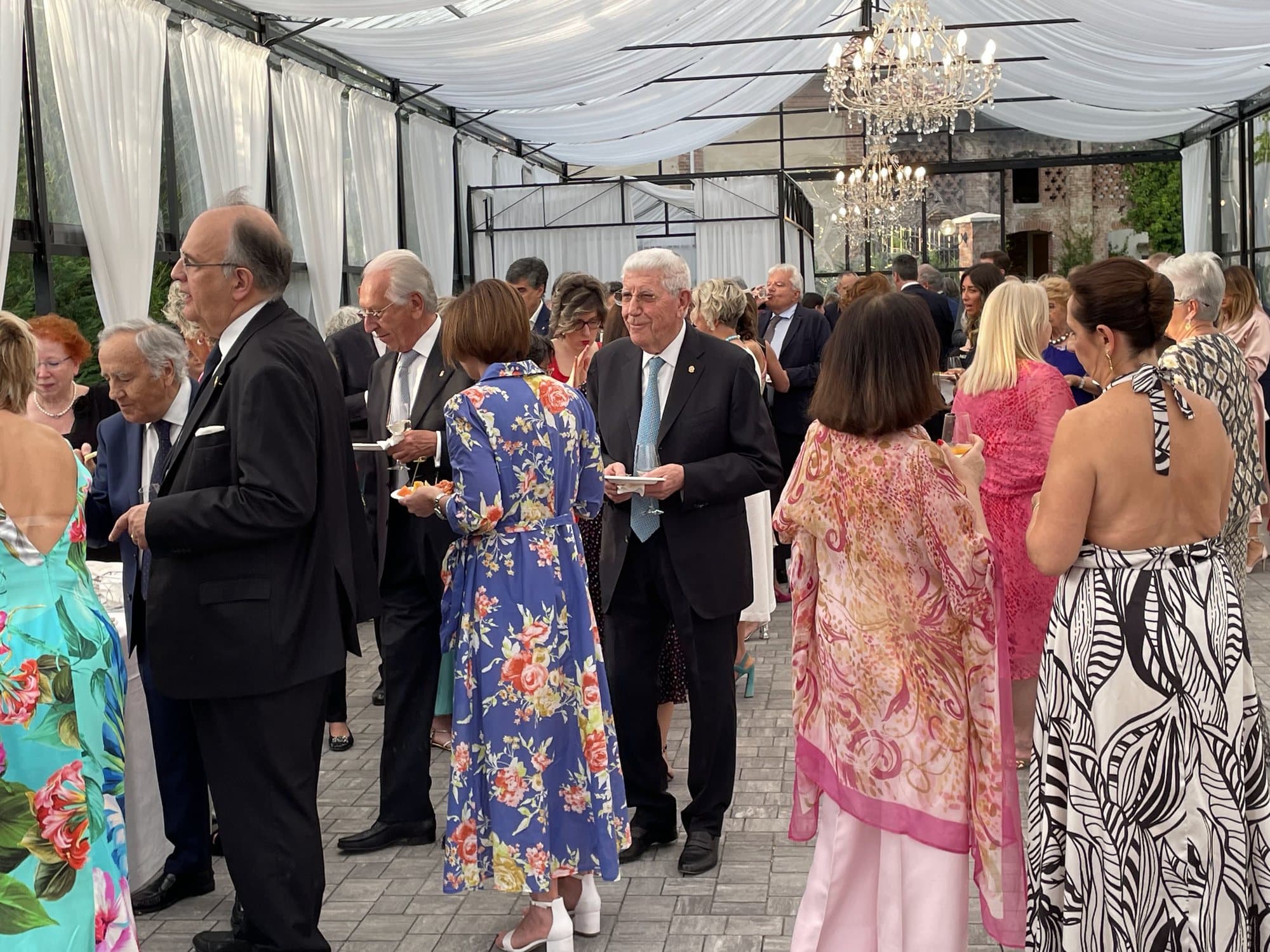 Aperitivo di gala sotto il gazebo con lampadari