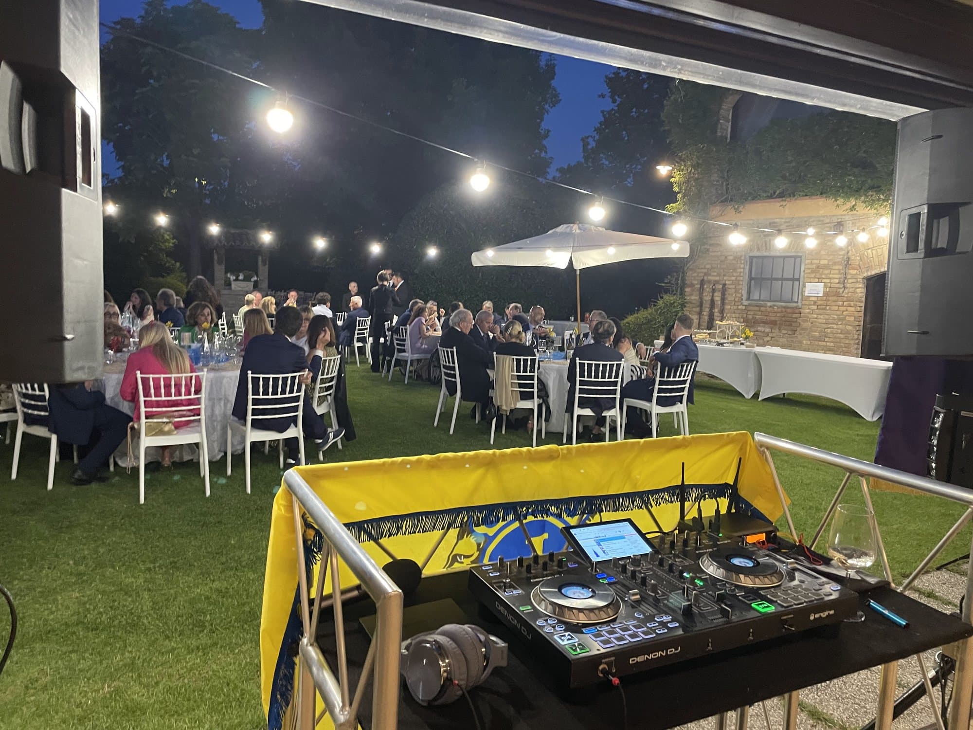 Cena di gala in giardino con console DJ in primo piano
