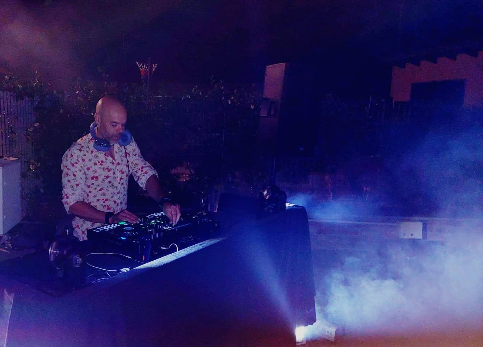 DJ set in giardino tra le luci e il fumo scenico