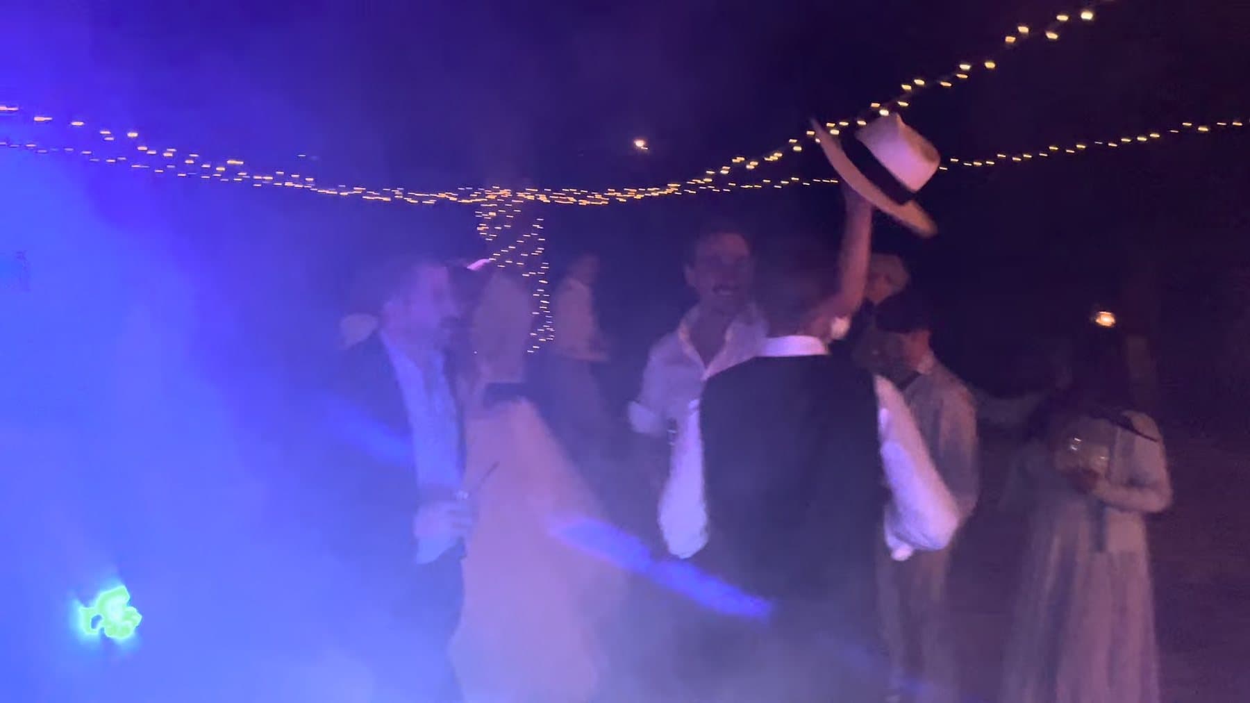 Pista da ballo tra luci e fumo scenico