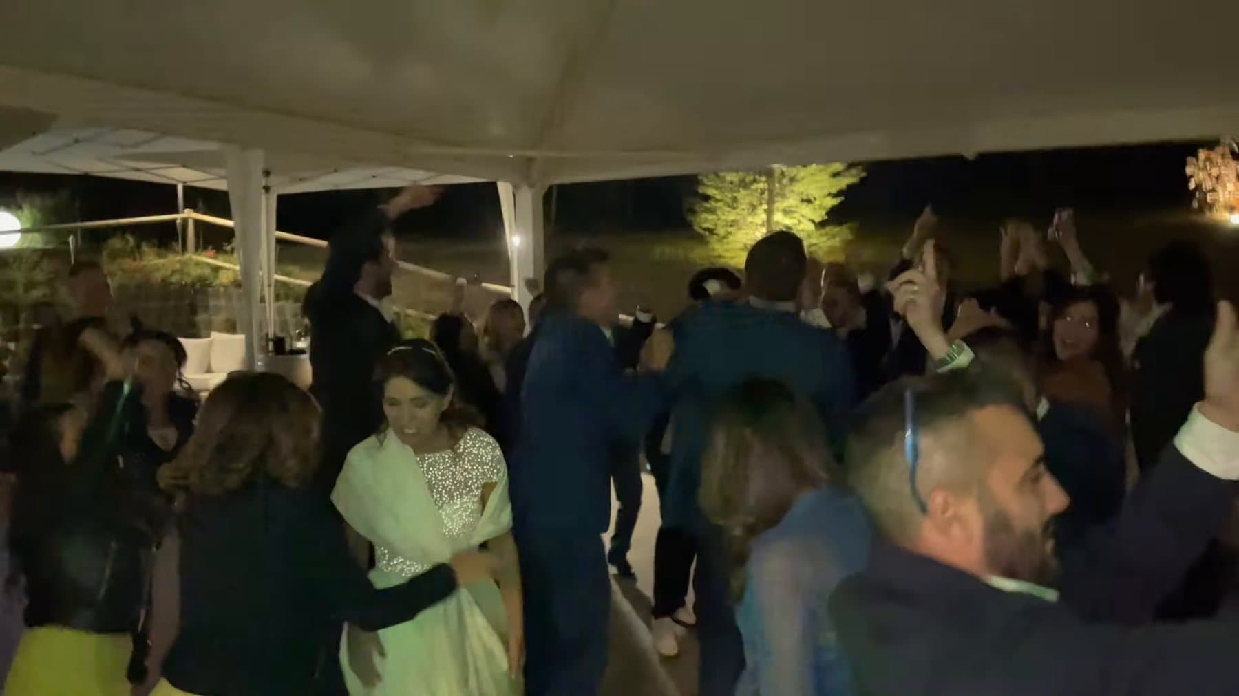 Festa sotto il tendone in notturna