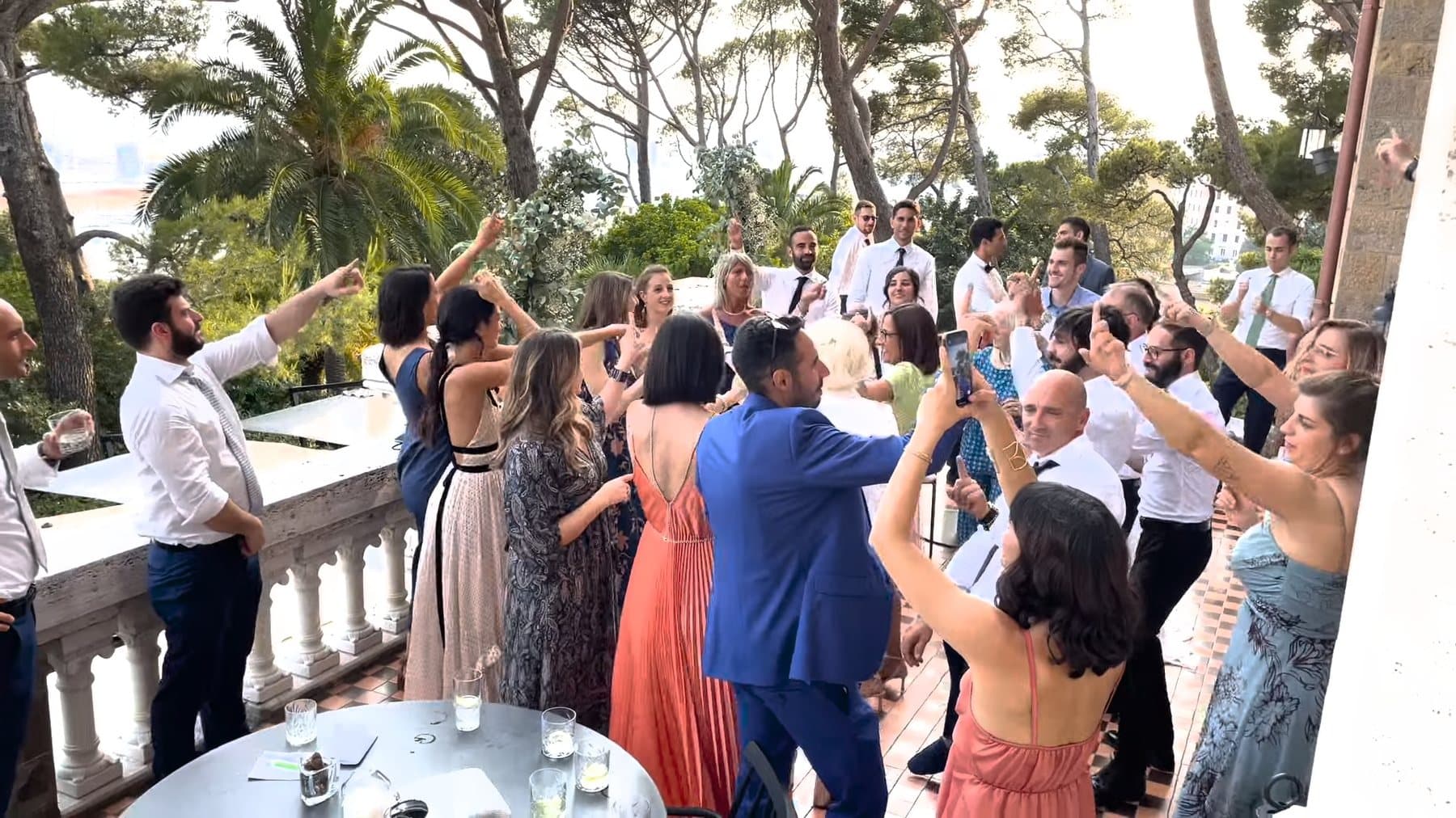 Festa in terrazza con vista sul mare