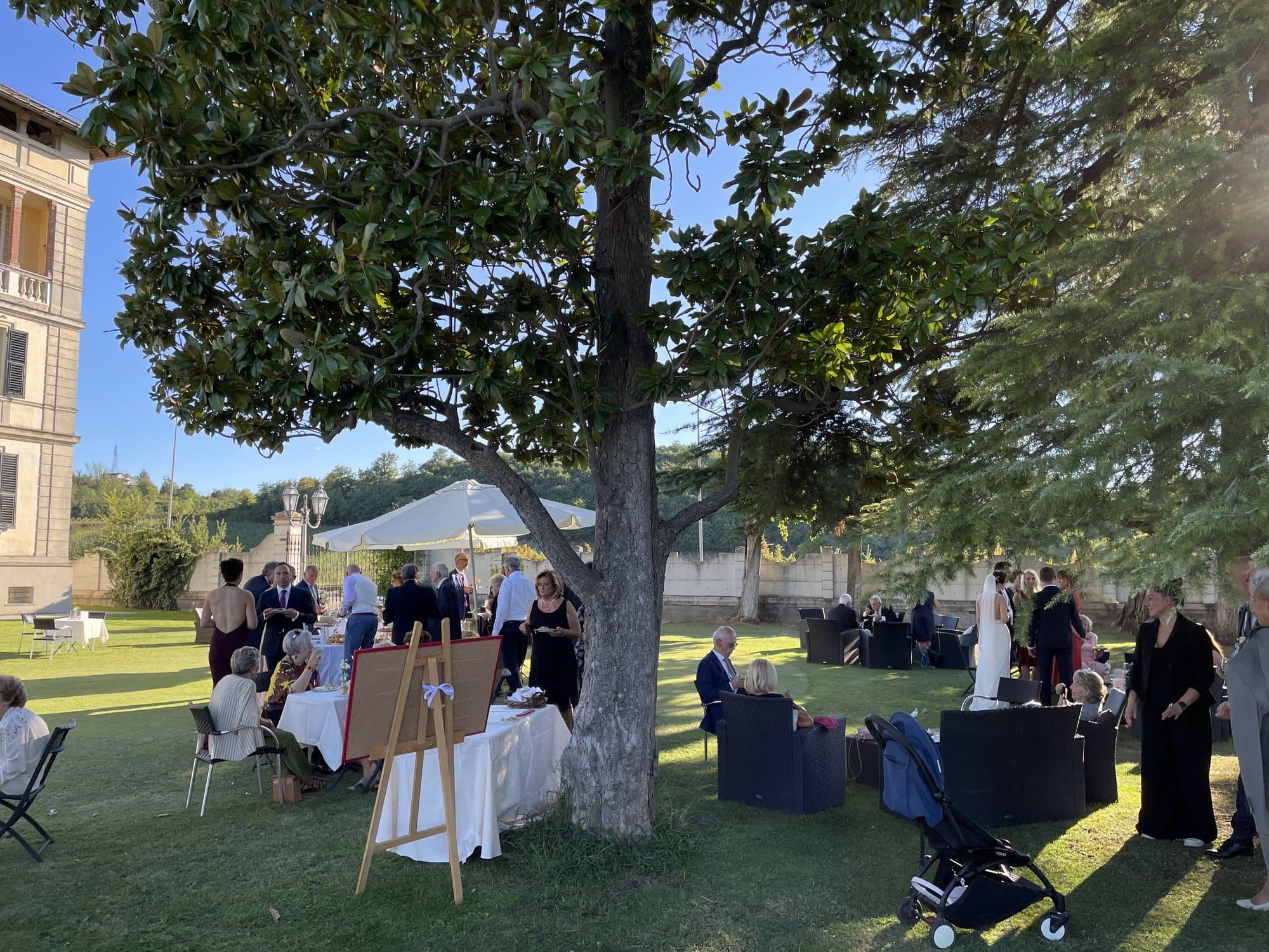 Aperitivo in giardino sotto la magnolia