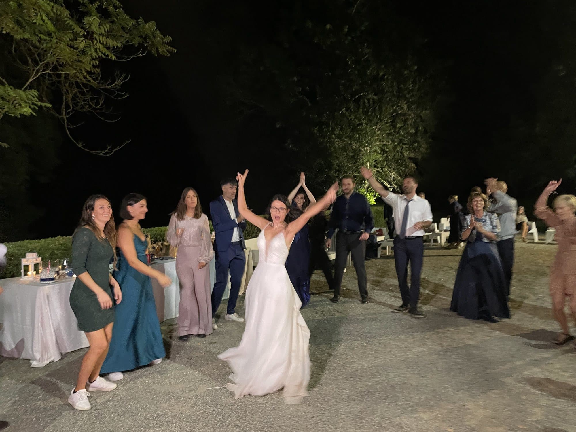 La sposa festeggia sulla pista da ballo