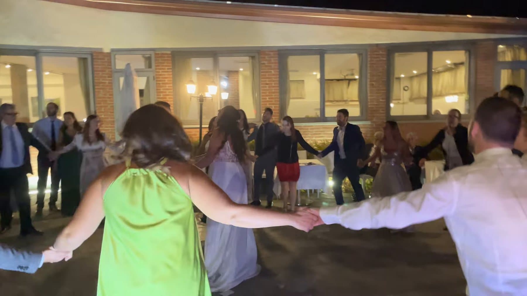 Girotondo di invitati sulla pista da ballo