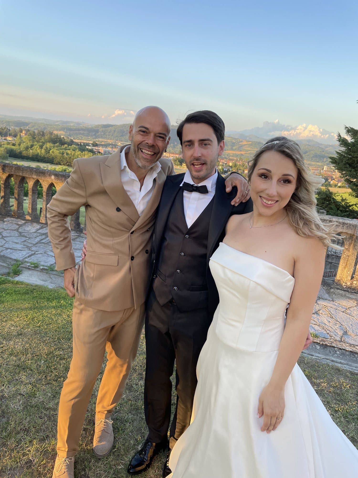Sposi in terrazza al tramonto