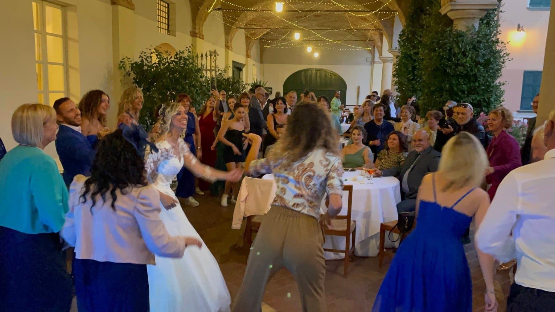 Balli nel cortile tra le luci sospese