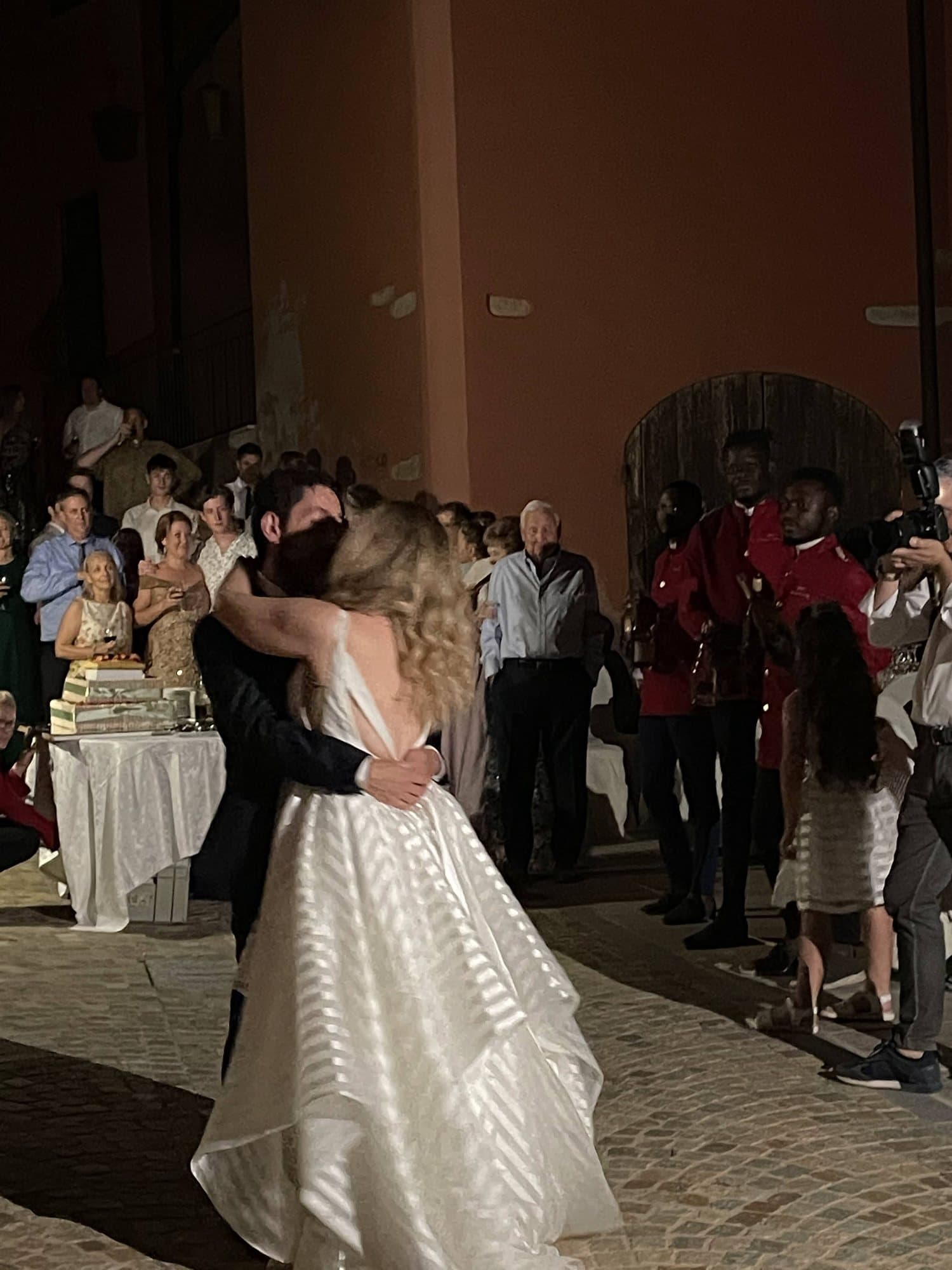 Sposi che ballano circondati dagli invitati