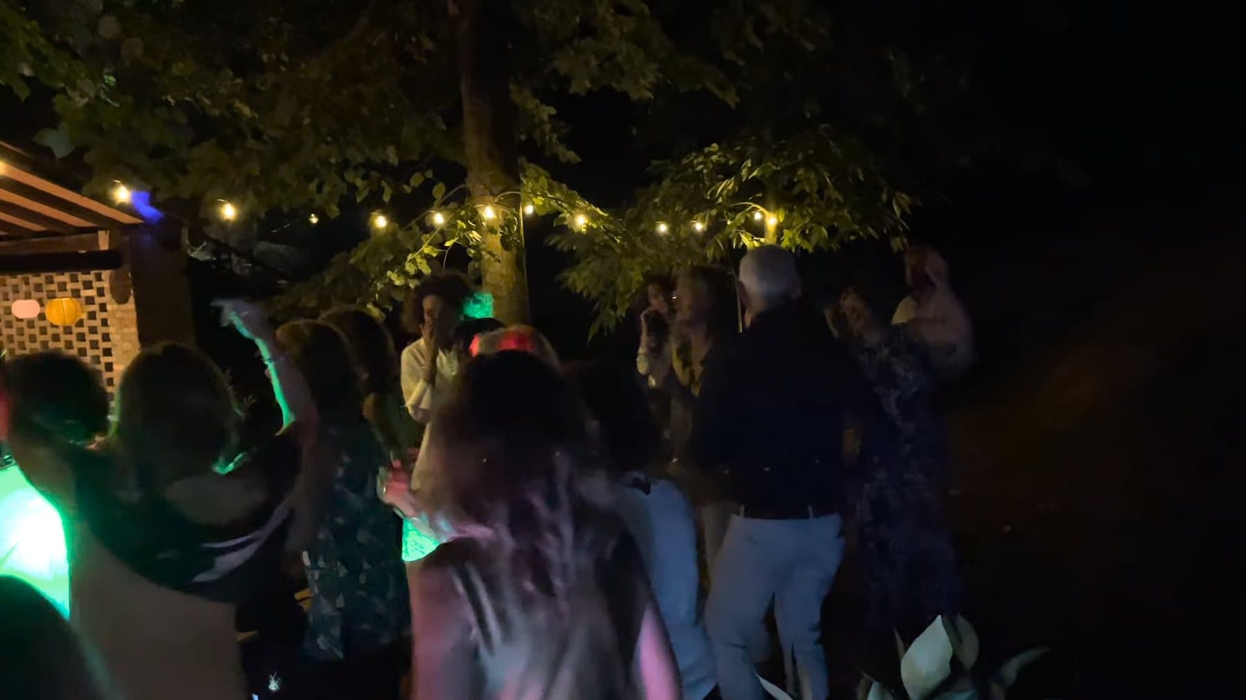 Balli in giardino tra le luci sospese