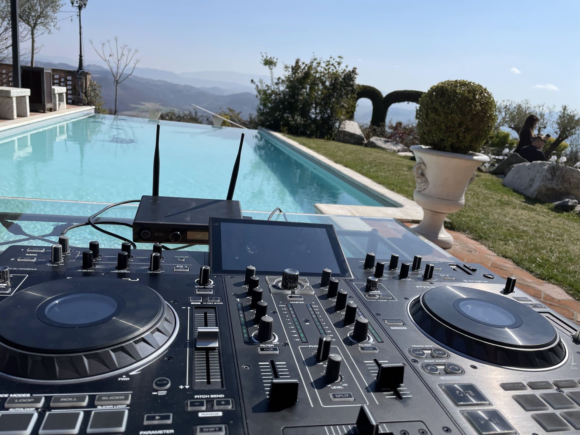 Consolle a bordo piscina con vista sulle colline