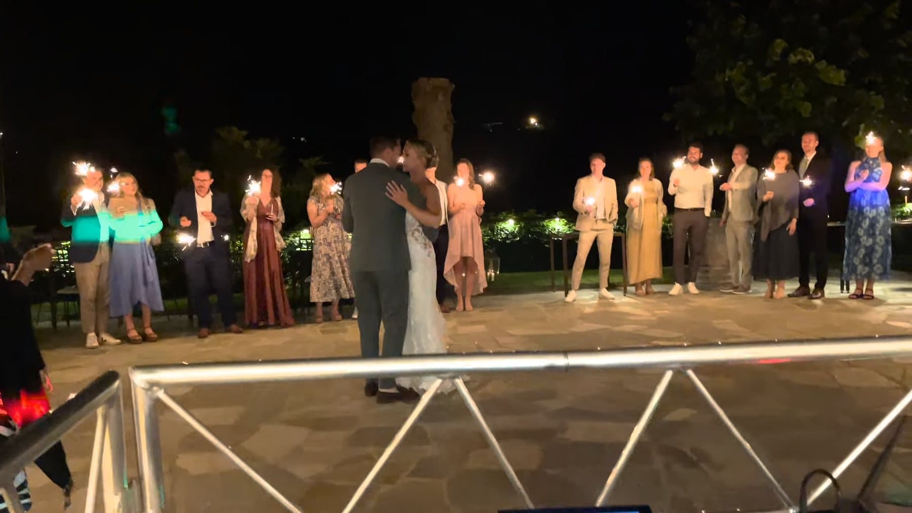 Primo ballo degli sposi tra le stelle filanti