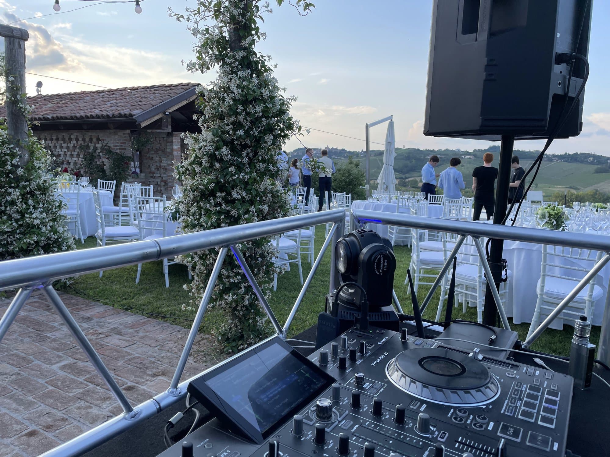 Consolle allestita in terrazza con vista sulle colline