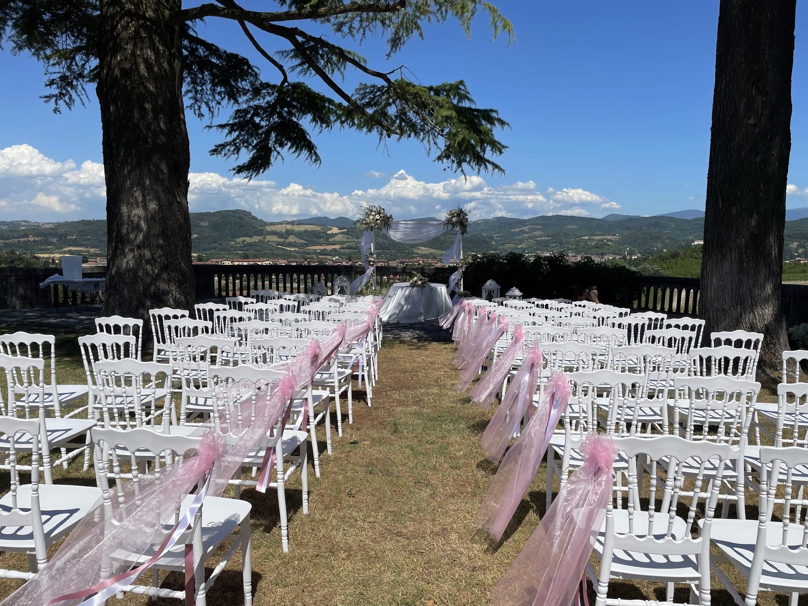 Allestimento di una cerimonia di matrimonio con vista sulle colline